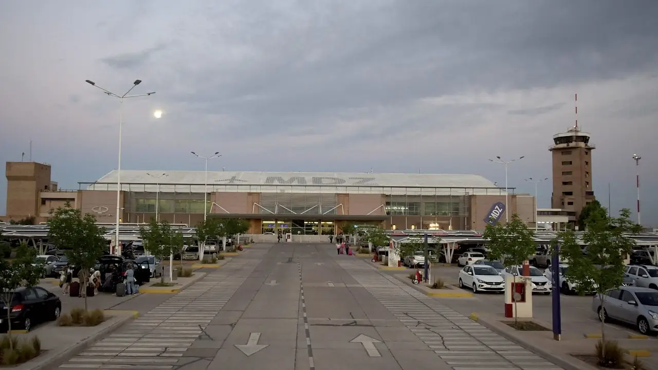 Tragedia en el cielo: un hombre murió durante un vuelo de Panamá a Mendoza