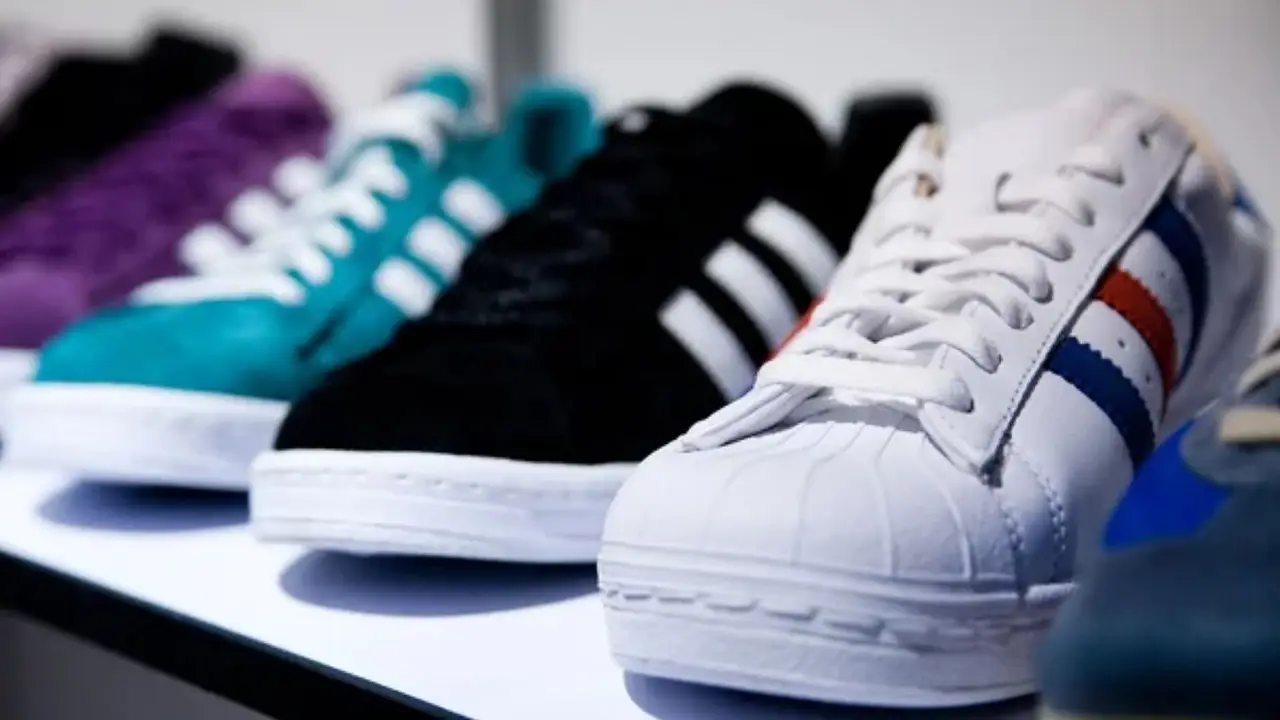 Furor con los outlets que liquidan zapatillas desde menos de $50.000 y hasta 70% de descuento