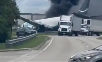 Un avión de carga se despistó al aterrizar en el aeropuerto de Miami | Accidente