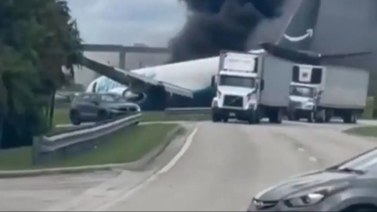 Un avión de carga se despistó al aterrizar en el aeropuerto de Miami