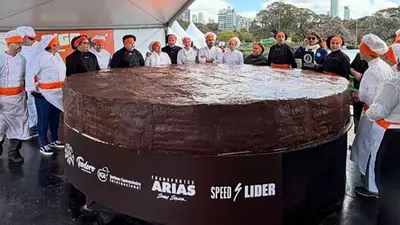 Cocinaron el alfajor más grande del mundo y rompieron un récord Guinness que le pertenecía a Uruguay Cocinaron el alfajor más grande del mundo y rompieron un récord Guinness que le pertenecía a Uruguay