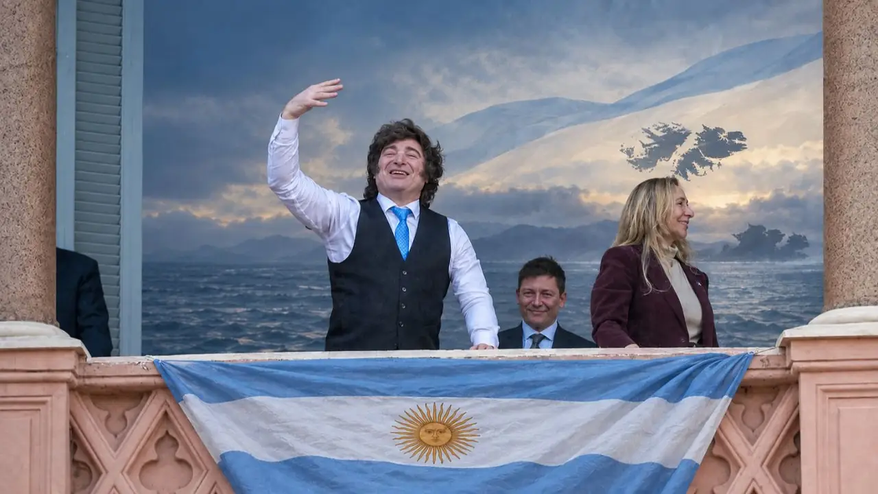 La crisis de ingresos explota en deuda, Milei galtieriza Malvinas y se reactivan las Fuerzas del Cielo