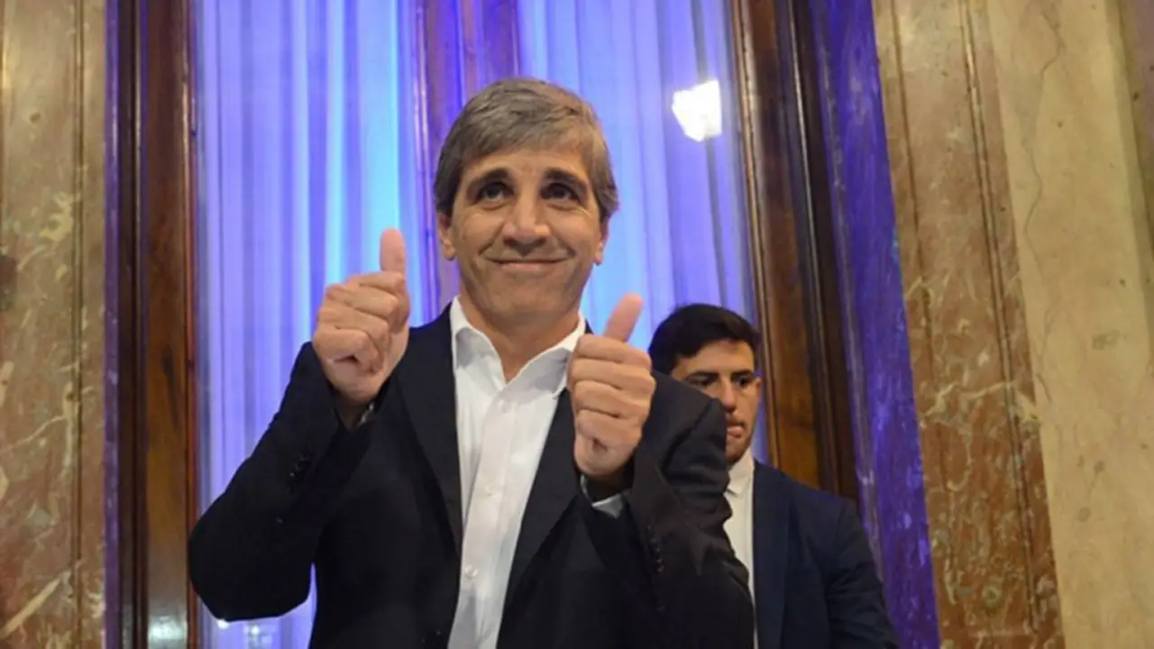 El ridículo pedido de Luis Caputo a los jóvenes: "Intenten convencer"