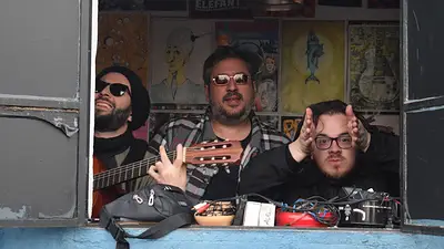 Los Yiya presentan su primer EP “Dignísimo” con un show en La Radiográfica. Los Yiya presentan su primer EP “Dignísimo” con un show en La Radiográfica.