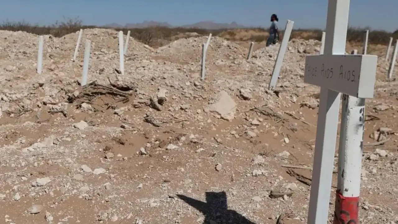 Inhumaron 117 restos de cuerpos humanos en Ciudad Juárez encontrados en una fosa común