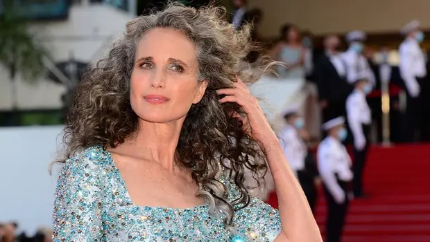 Por qué las canas y los rulos son la tendencia de este 2026 | Belleza