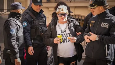 Pity Álvarez rodeado de policías Pity Álvarez rodeado de policías