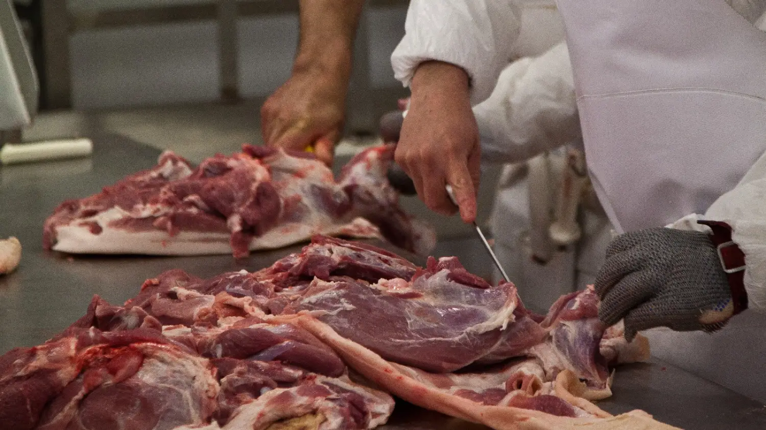 Por qué la carne en el supermercado viene en bandejas de colores rojo, amarillo, negro y blanco: ¿qué significa? | El Destape