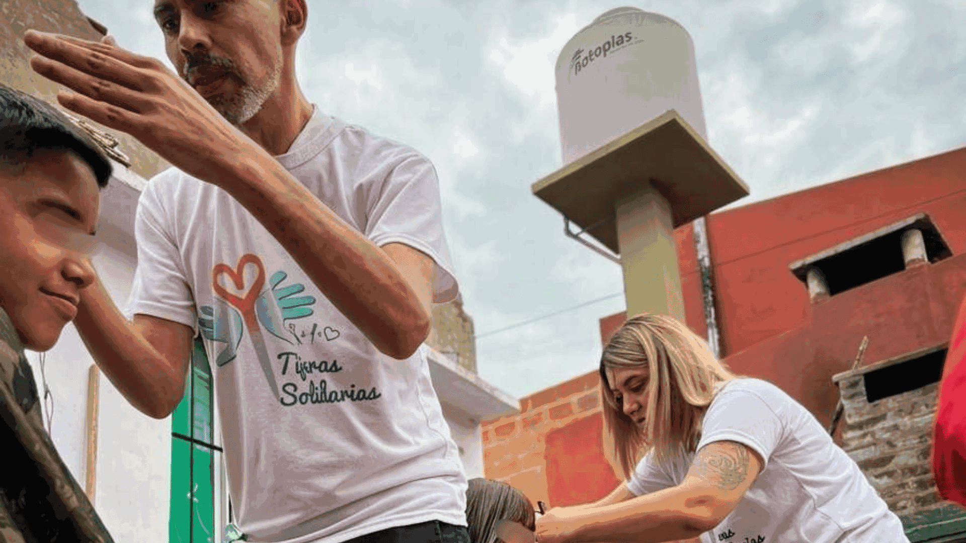 Son peluqueros y cortan el pelo gratis en los barrios populares de 17 provincias argentinas: "Nuestro pago es la sonrisa"