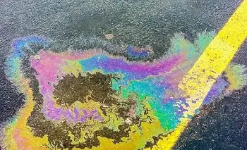 Qué significa que haya una mancha de aceite en la calle y qué hay que hacer | Autos