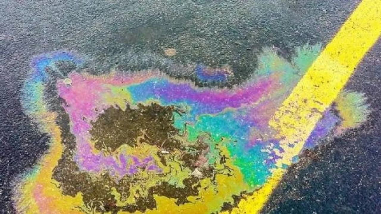 Aparece una mancha de aceite en la calle o estacionaste el auto: la maniobra clave que tenés que hacer de inmediato