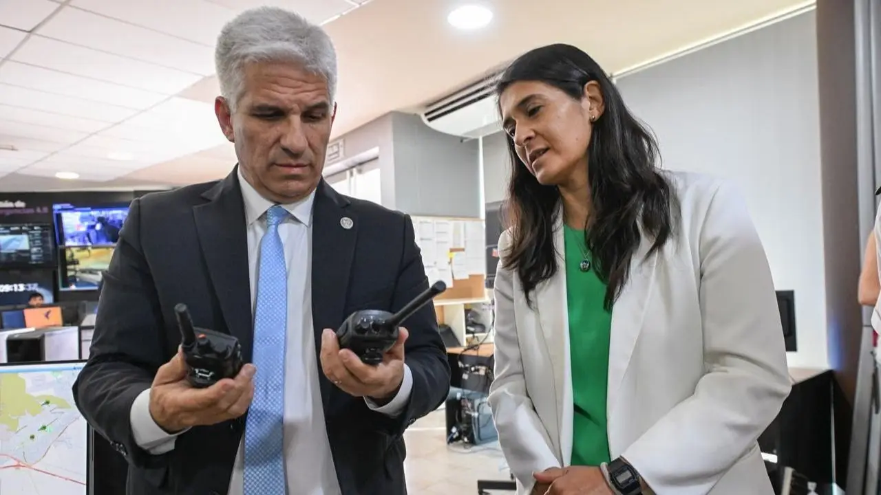 Mientras rechaza las asignaciones "a dedo", Poggi ascendió dos veces al hermano retirado de su ministra de Seguridad