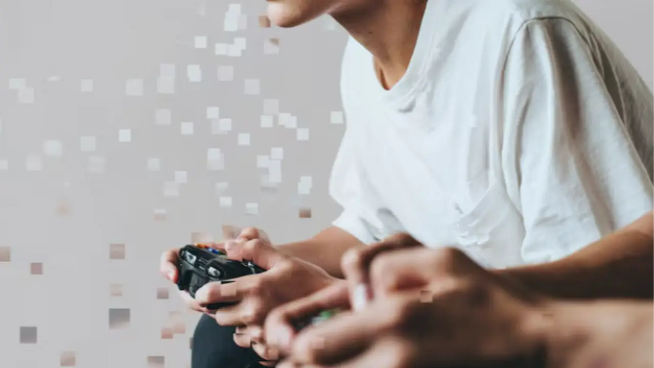 Jóvenes juegan videojuegos con controles mientras se habla del impacto de la IA generativa