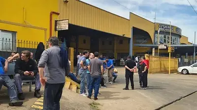 Crisis en una empresa de micros: suspensión de servicios en todo el país y 390 trabajadores reclaman salarios adeudados Crisis en una empresa de micros: suspensión de servicios en todo el país y 390 trabajadores reclaman salarios adeudados