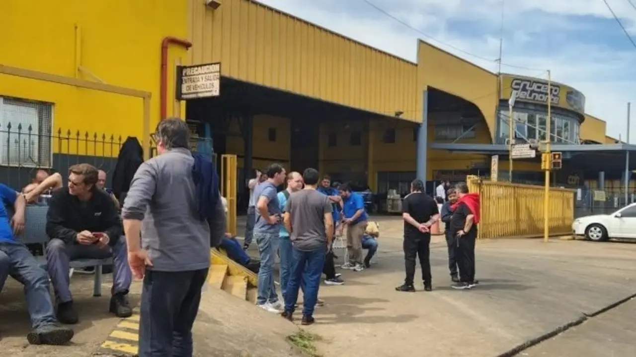 Crisis en una empresa de micros: suspensión de servicios en todo el país y 390 trabajadores reclaman salarios adeudados