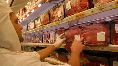 Bandejas de carne en el supermercado Bandejas de carne en el supermercado