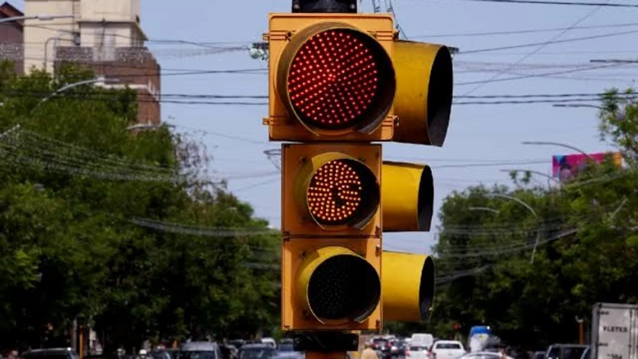 Chau amarillo en el semáforo: por qué no hay en algunos lugares y qué pasa en Brasil