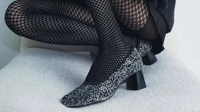 Zapatos de taco negro. Zapatos de taco negro.