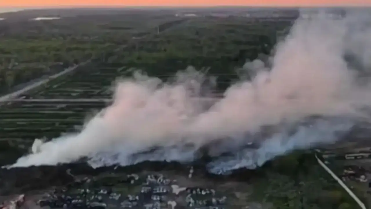 Feroz incendio en Sarandí: el humo afecta la visibilidad en todo Avellaneda