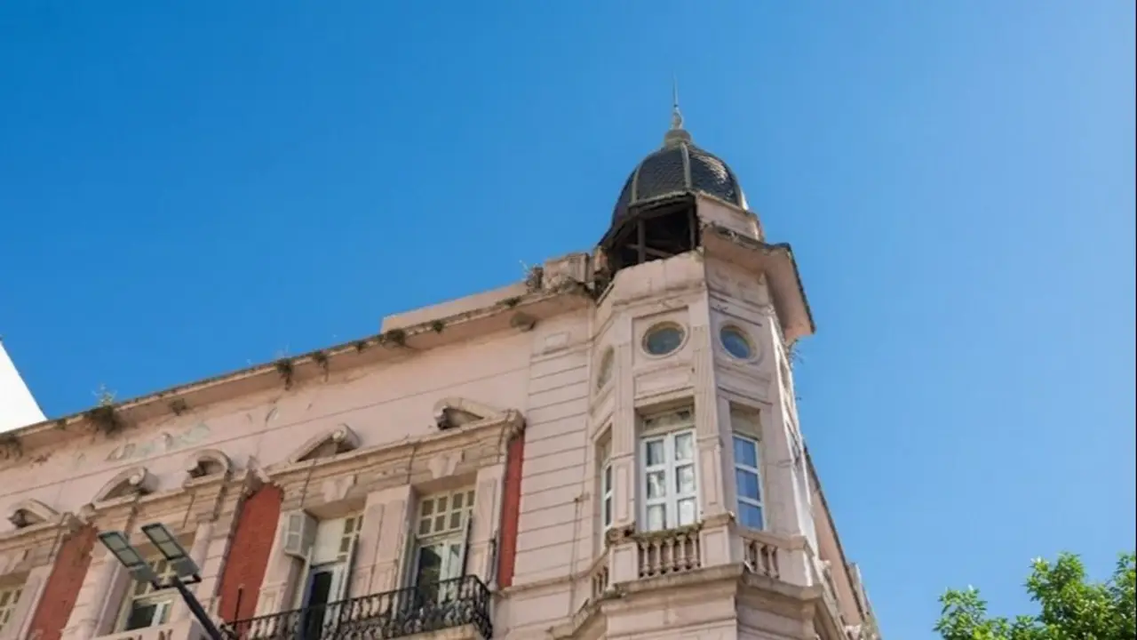 Impactante video: se cayó parte de una cúpula en avenida Callao y tuvieron que evacuar a 30 personas