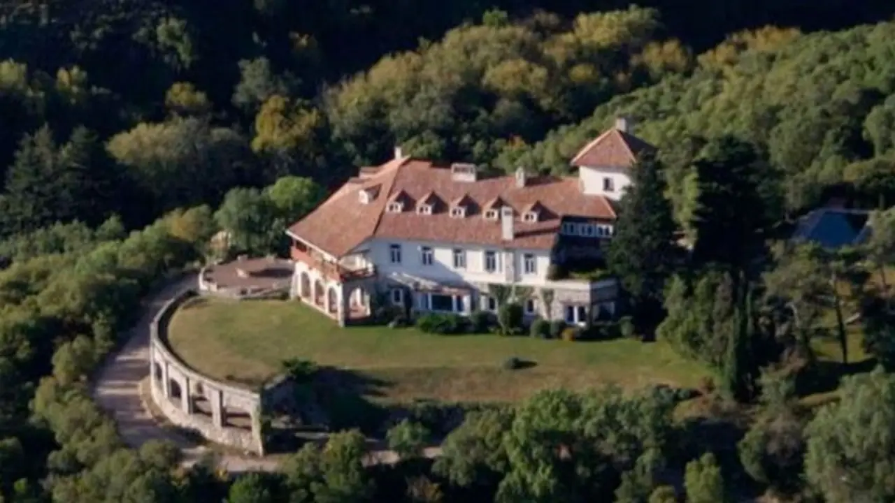 Tiene un refugio subterráneo, alojó a presidentes y fue usado por espías: el misterioso castillo argentino que rematan en las sierras