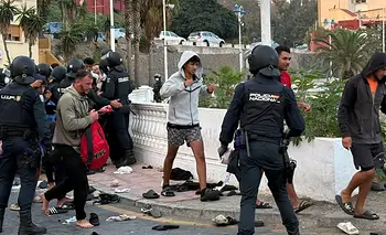Tensión en Ceuta en un nuevo operativo de traslado de migrantes, con corridas y disparos | España