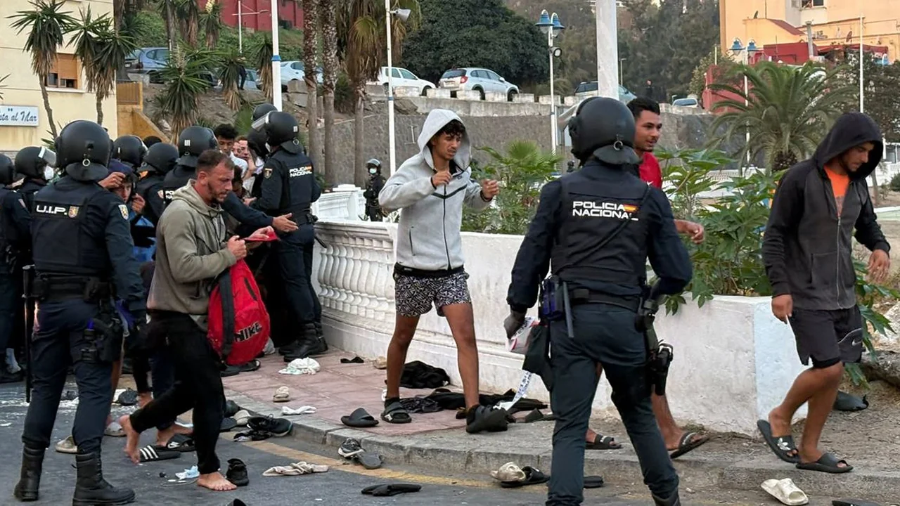 Tensión en Ceuta en un nuevo operativo de traslado de migrantes, con corridas y disparos