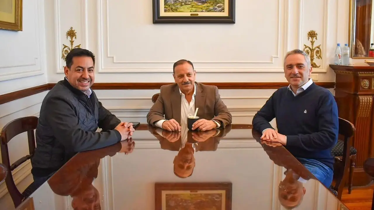 El gobernador Quintela se reunió con Larroque y planteó reconstruir el tejido social ante la crisis nacional