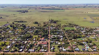El pueblo bonaerense que tiene apenas 32 manzanas, duplicó su población y se convirtió en un lugar elegido por quienes buscan una vida lejos de las grandes ciudades El pueblo bonaerense que tiene apenas 32 manzanas, duplicó su población y se convirtió en un lugar elegido por quienes buscan una vida lejos de las grandes ciudades