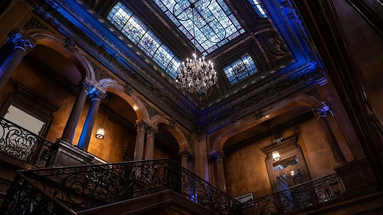 Es uno de los más antiguos de la ciudad de Buenos Aires: el palacio para ir a comer rodeado de historia