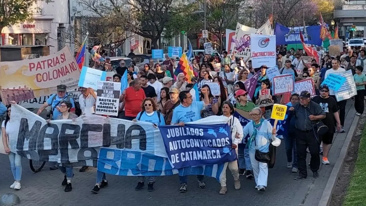 La movilización local formó parte de una medida coordinada a nivel nacional que tuvo su epicentro en Plaza de Mayo. (Foto: El Ancasti).