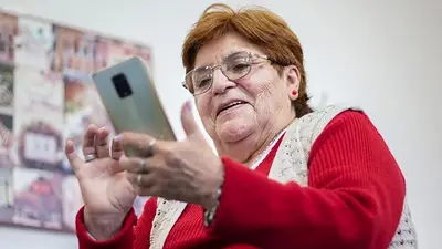 Jubilada usando el celular. Jubilada usando el celular.