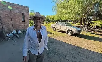 Tiene 67 años y vive en una casa de ladrillos de adobe que construyó con sus manos | Historias de vida