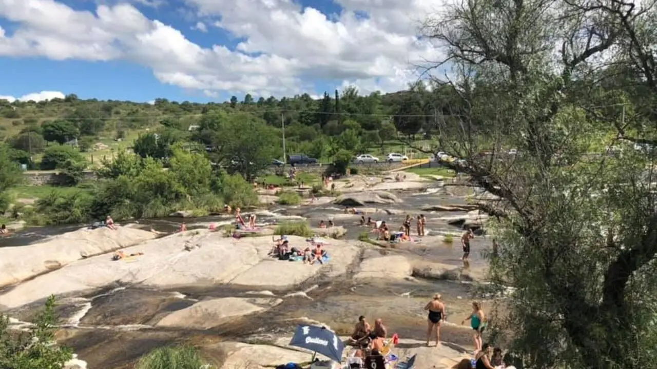 El pueblito de 615 habitantes que es una joya oculta del verano con aguas doradas para combatir el calor en Córdoba