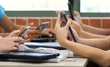 México prohíbe los celulares en las escuelas, así es la norma | Escuelas