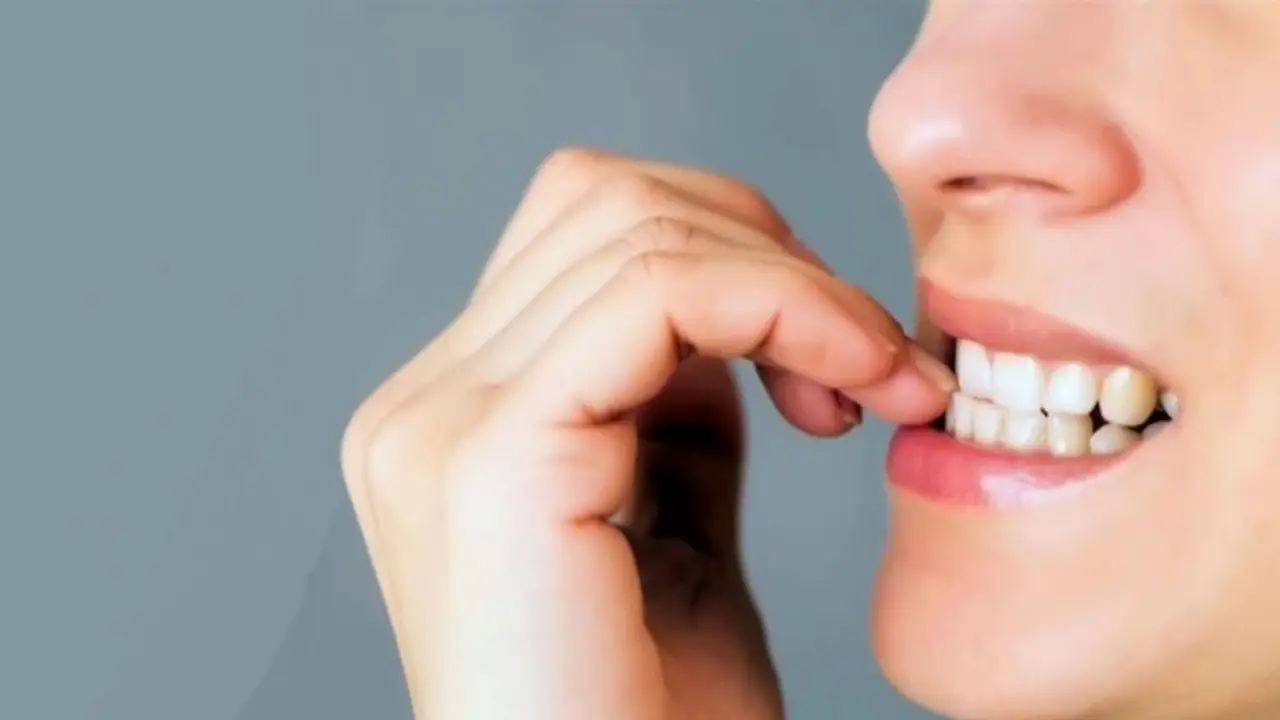 Qué le pasa a los dientes si me muerdo las uñas.