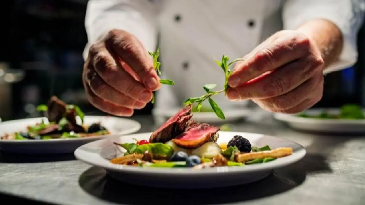 Sorpresa total: el famoso chef argentino que ahora es modelo de una marca de lujo