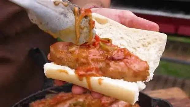 El pueblito que celebra su aniversario con un megafestival de chorizos a la pomarola | Escapadas