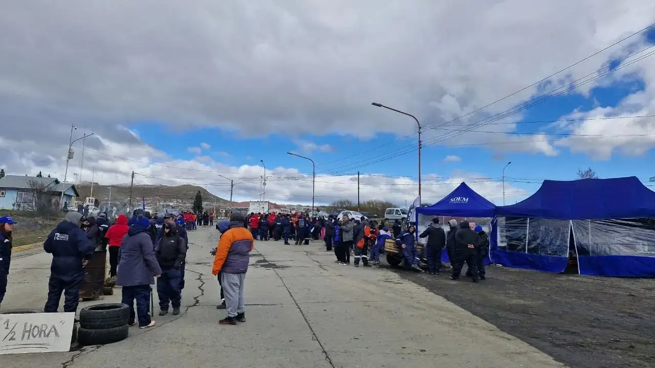 Los trabajadores de Río Turbio reclamaron aumento salarial pero desde el Municipio apuntaron contra Vidal: "Estrategia política"