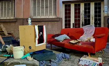 Caso Agostina Vega: aparecieron en la calle los muebles de la "casa del horror" | Caso agostina vega