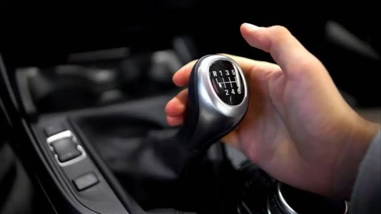 Cómo poner la marcha atrás o "reversa" en autos, camionetas y camiones