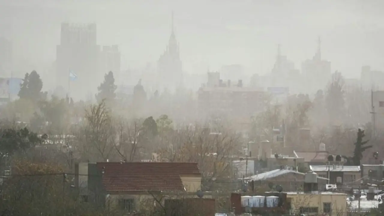 Emergencia en Mendoza por viento Zonda: suspensión de clases, voladuras de techos e incendios