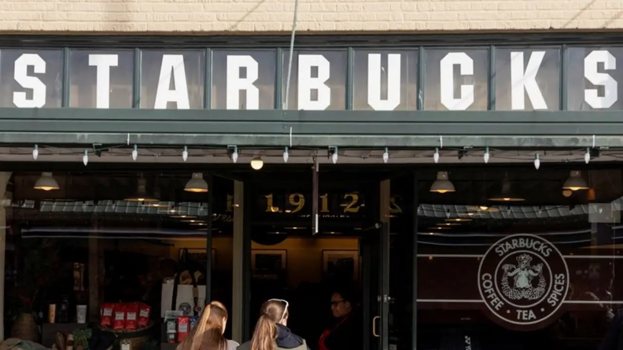 Starbucks cerrará 250 cafeterías en y recortó sus previsiones de expansión global