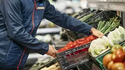 Empleado de comercio. Empleado de comercio.