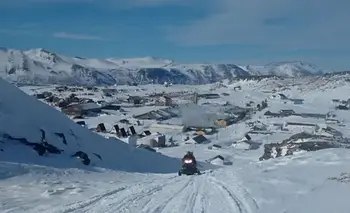 El pueblo de la Patagonia que cada invierno queda sepultado por la nieve y tiene termas | Escapadas