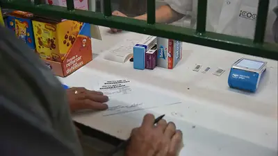 Jubilado en la farmacia. Jubilado en la farmacia.