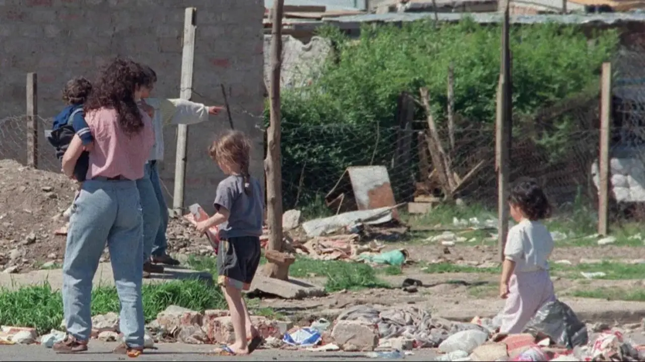 Pobreza e indigencia en la provincia de Pullaro: advierten que las familias de Santa Fe dependen de la AUH y la Tarjeta Alimentar