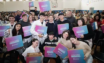 Kicillof entregó 77 computadoras a estudiantes de escuelas rurales y especiales de Lobería | Conectar igualdad