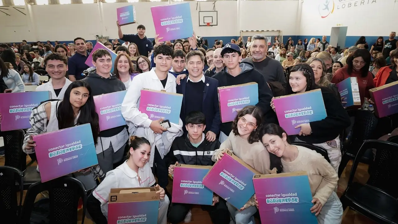 Conectar Igualdad Bonaerense: Kicillof entregó 77 computadoras a estudiantes de escuelas rurales de Lobería