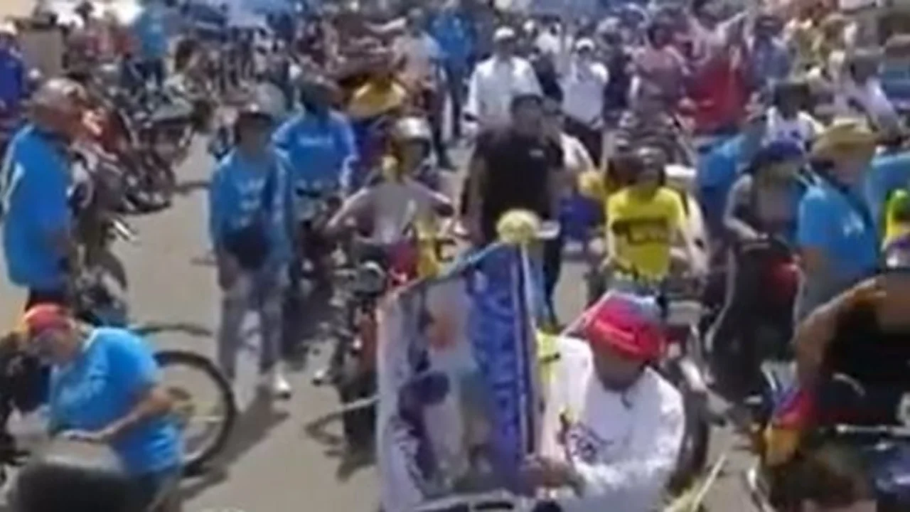 Caravanas opositoras en Venezuela reclaman por la vuelta de María Corina Machado